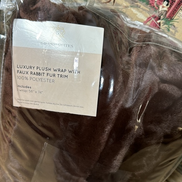 Grand Suites Luxury plush wrap - Picture 6 of 6